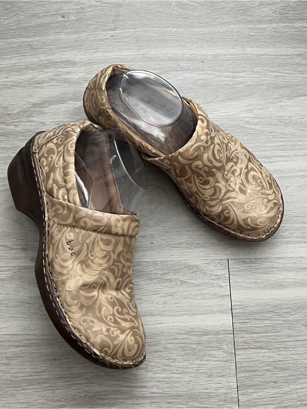 B.O.C. Born Concept Floral Tooled Clogs Mules Tan Brown Size 10M